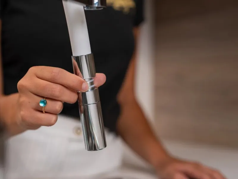 VIZIO Wasserhahn Vorfenster Küchenarmatur Umklappbar 45 CM mit 360° Schwenkbarem Auslauf Abnehmbare 2 Strahl Handbrause Verchromt Weiß< Einhebelmischer
